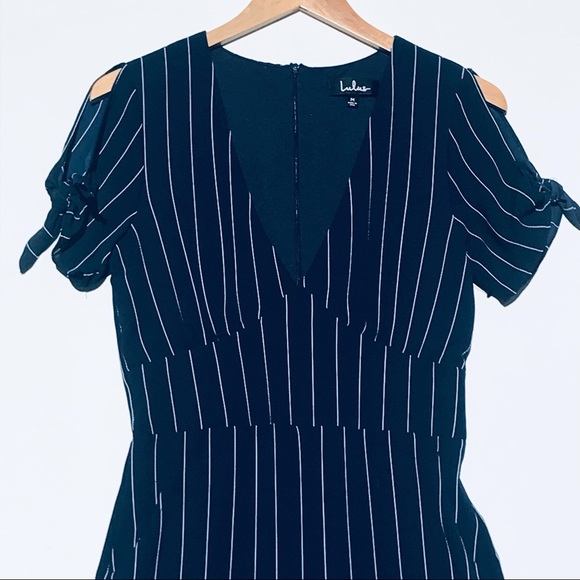 NWOT LULUS Women’s Navy and white pinstripe jumpsuit - Picture 5 of 6